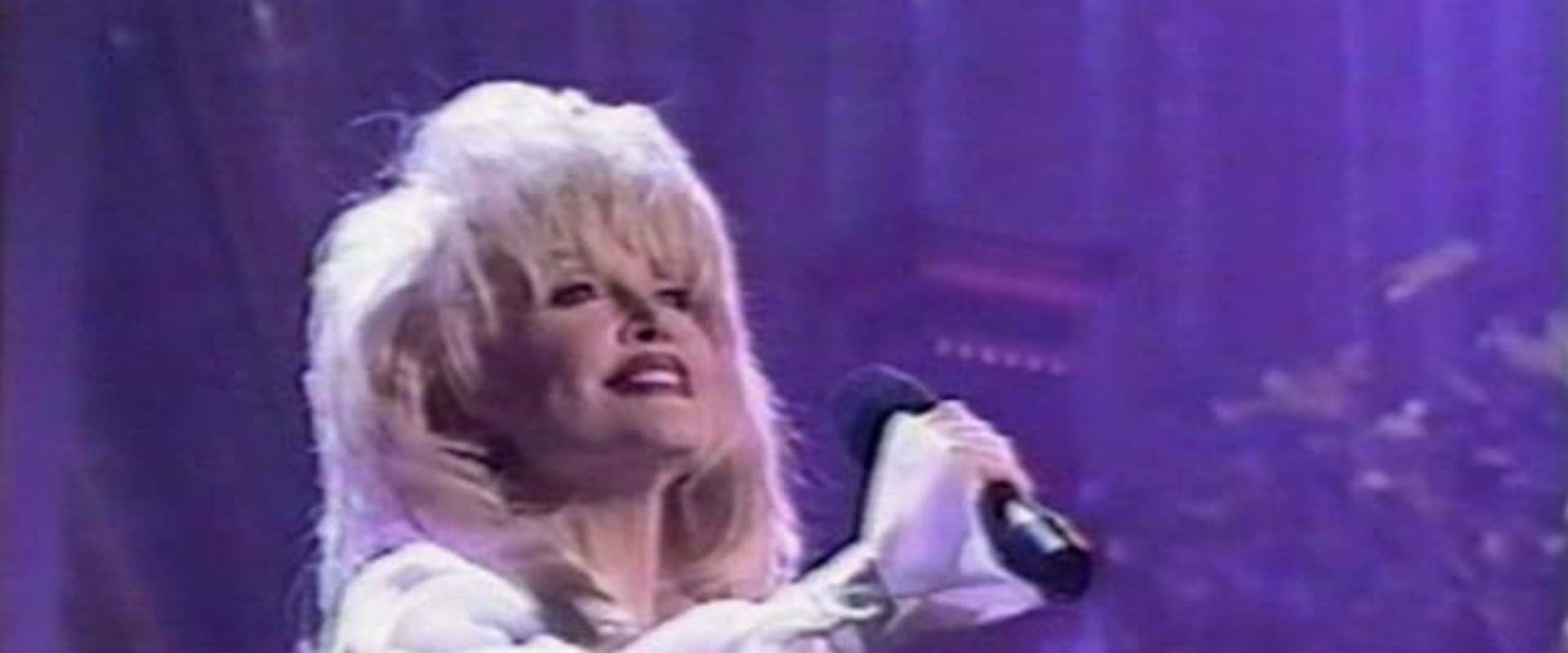 Dolly Parton: Treasures background 1