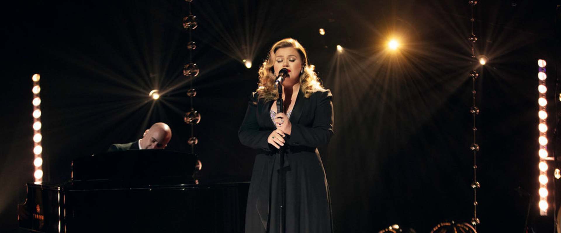 Kelly Clarkson Presents: When Christmas Comes Around background 1