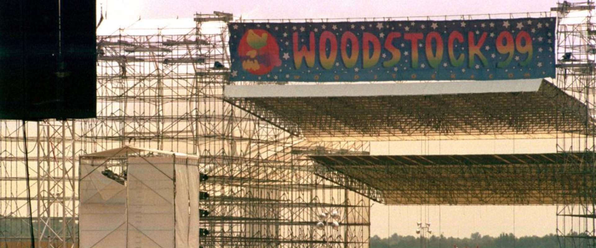 Woodstock 99: Peace, Love, and Rage background 1